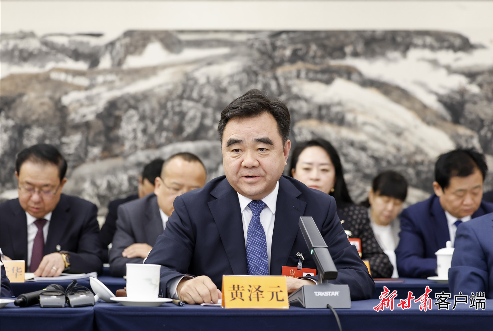 全国人大代表、庆阳市委书记黄泽元回答记者提问　新甘肃&middot;甘肃日报记者　孟捷　摄