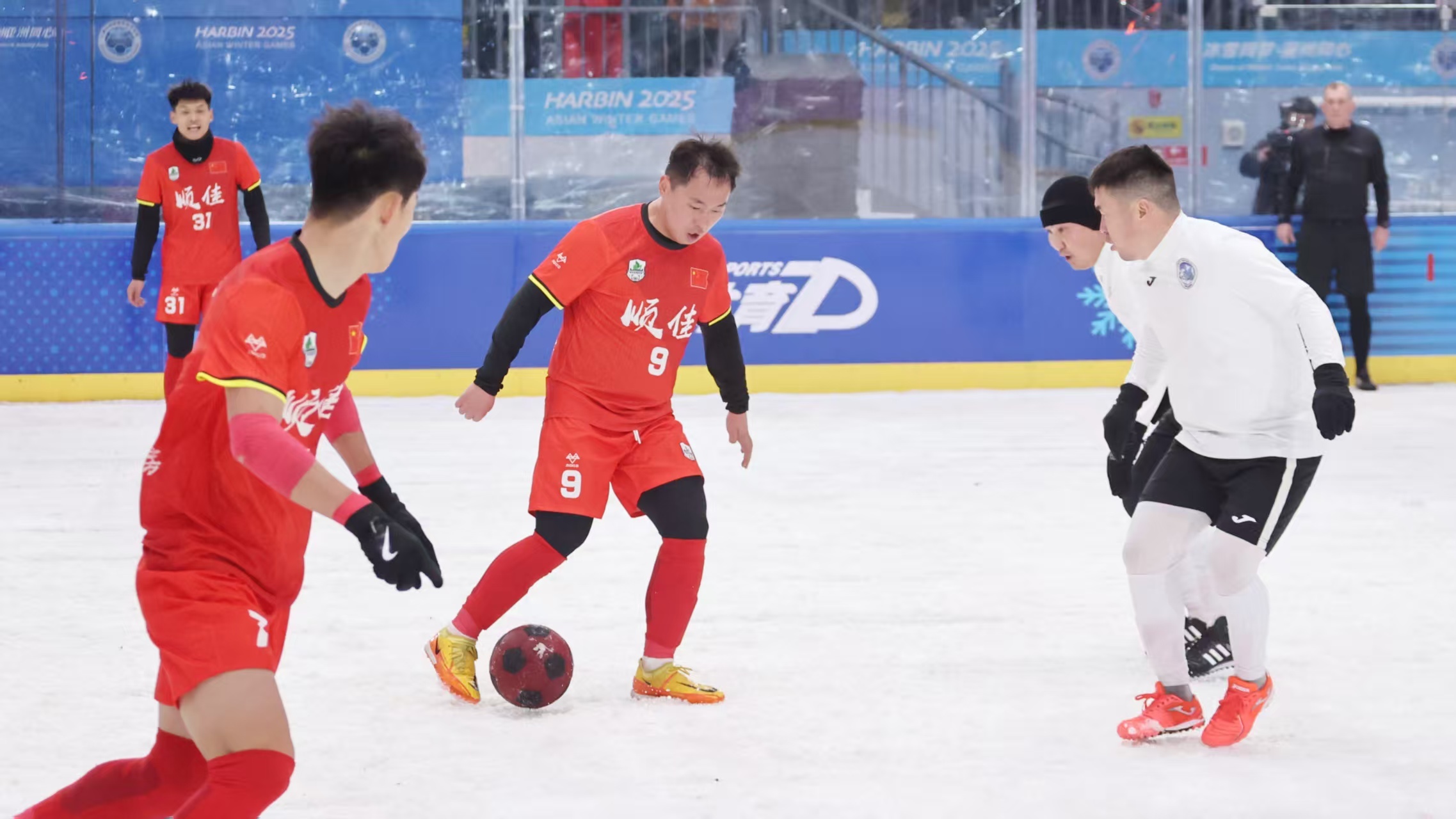 2025第二届上海合作组织雪地足球赛开幕  中国顺佳足球队旗开得胜