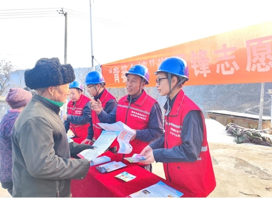 3月4日，国网灵寿县供电公司志愿者在木佛塔村开展“背篓乡情”学雷锋志愿服务活动。（康伟 摄）