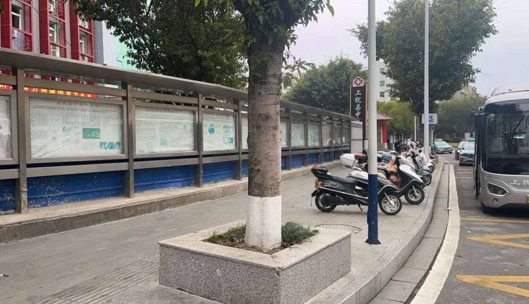 上犹县中医院公交站台旁
