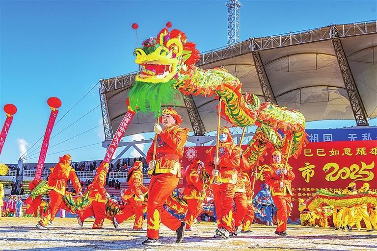 元宵节，嘉峪关举办迎新春社火展演活动。