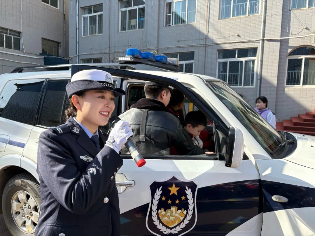 “马路”搬进校园萌娃当起小交警　华亭与安全“童”行