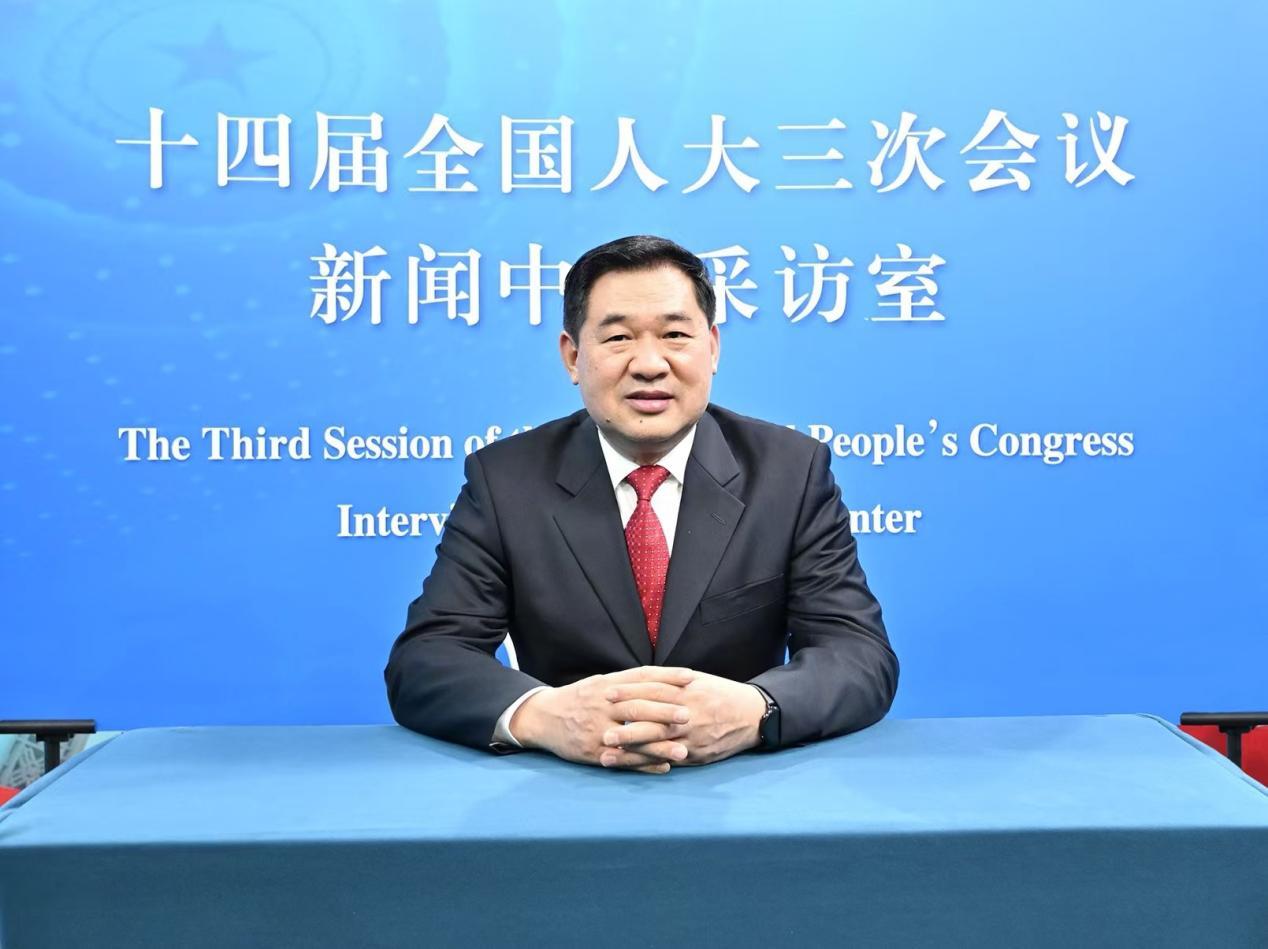 河南省人大常委会副秘书长、办公厅研究室主任 黄登峰