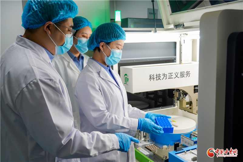 耕耘药海结硕果破译沉默证言探悬案 她们的故事闪着光