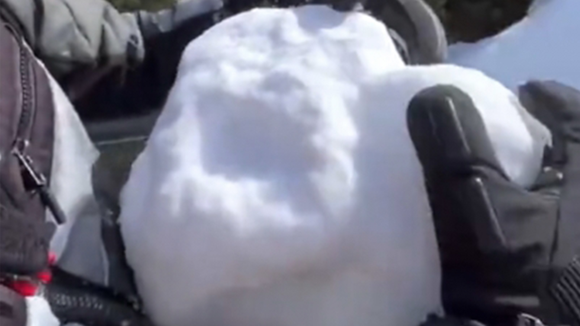 法国男子在缆车上向下扔巨大雪球，恰巧砸中正在吃饭的61岁老人，或面临三年监禁