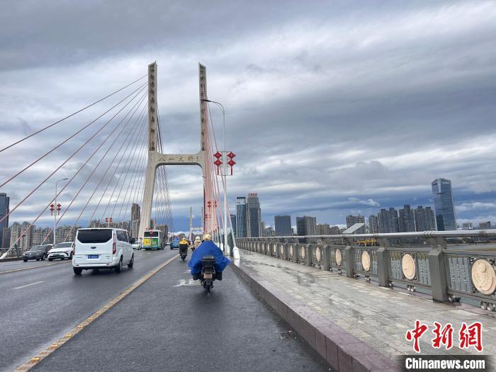 江西迎来2025首场强对流天气,3日上午南昌市上空乌云密布。吴思瑜 摄