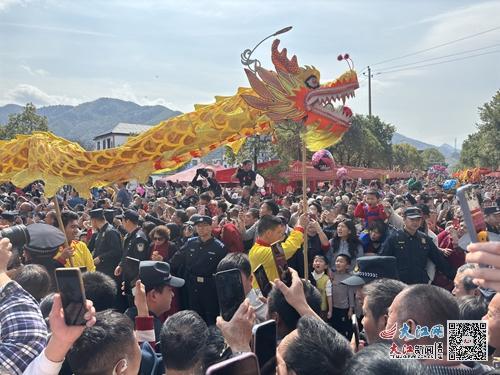 民俗巡游引游客驻足