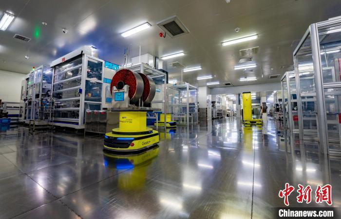 2025年2月22日，江西省新余高新区赣锋锂电动力及储能电池生产车间，转运机器人、清洁机器人等人工智能设备协同作业，共同助力生产提质增效。赵春亮摄