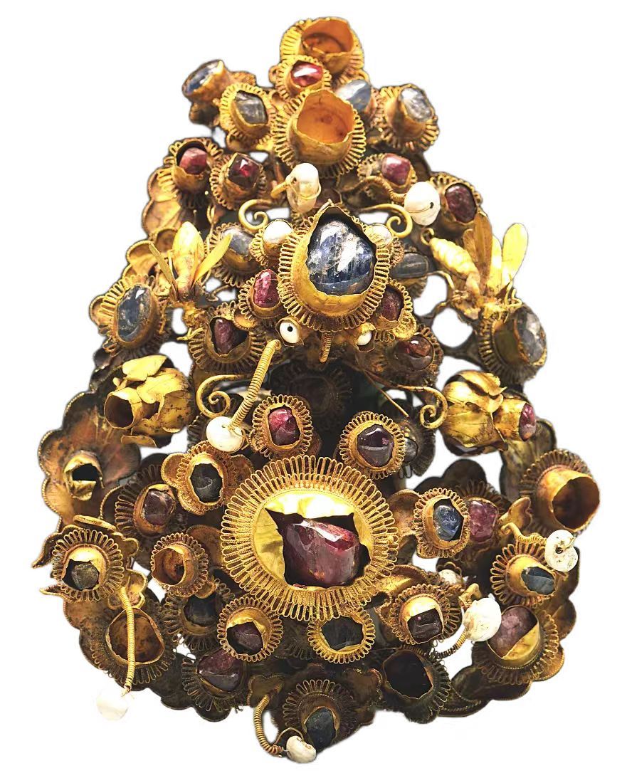 ▲镶宝石蜂蝶赶菊金挑心