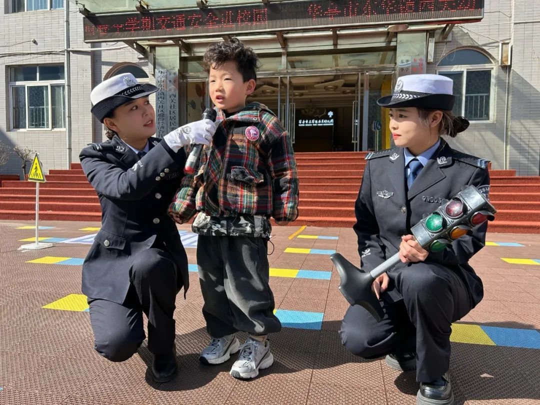 “马路”搬进校园萌娃当起小交警　华亭与安全“童”行