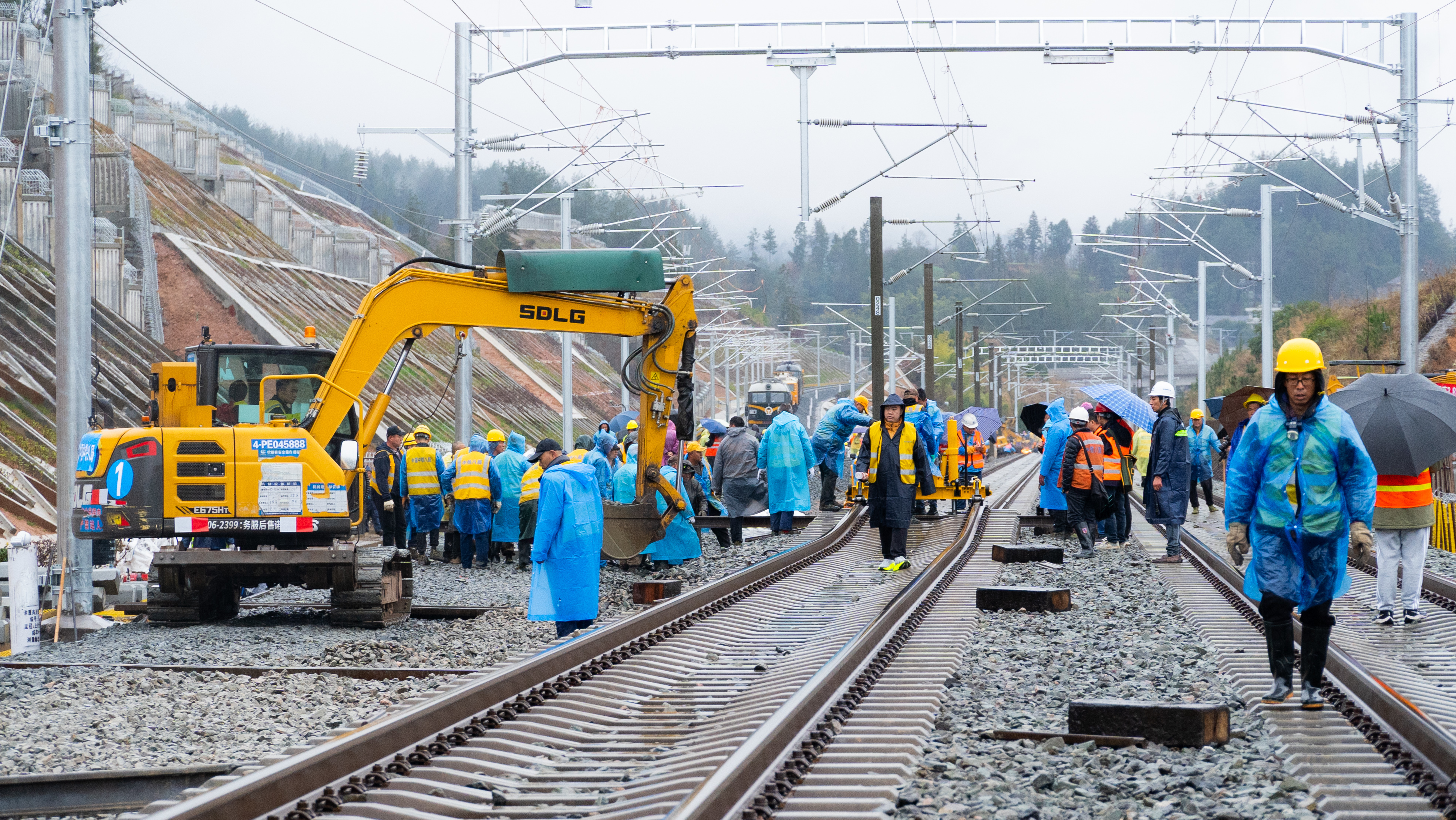 施工人员全力奋战毛家坝所线路拨接施工 受访单位供图