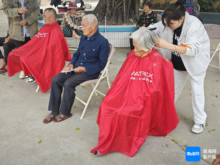 社工志愿者在为老人义剪。海政社工服务中心 供图