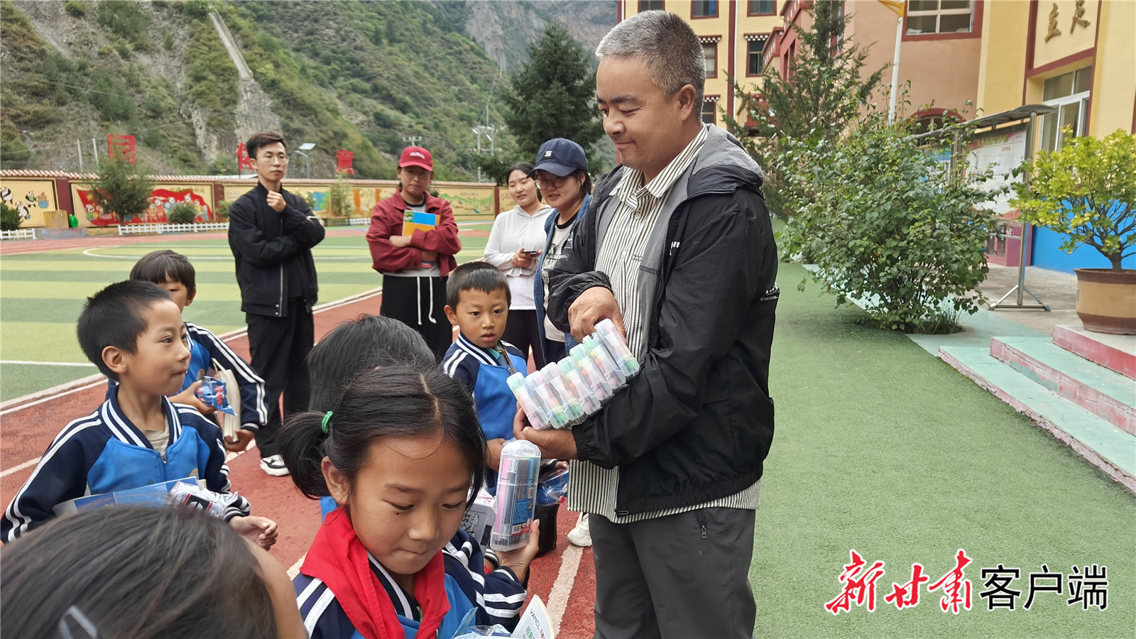 沙九为孩子们发放学习用品