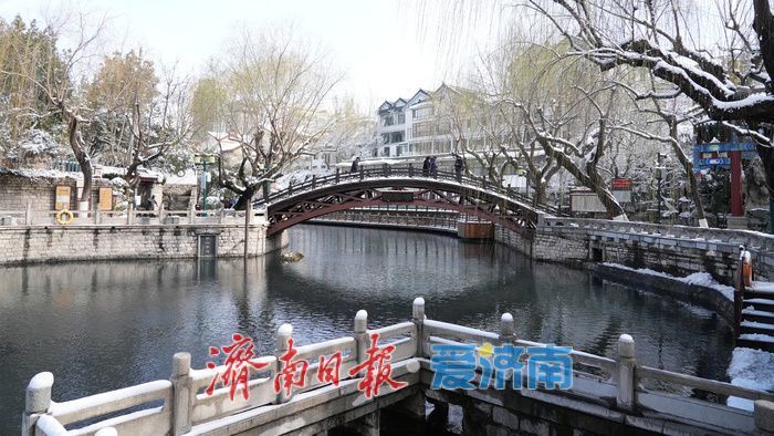 雪霁泉城披银纱，护城河畔如诗画