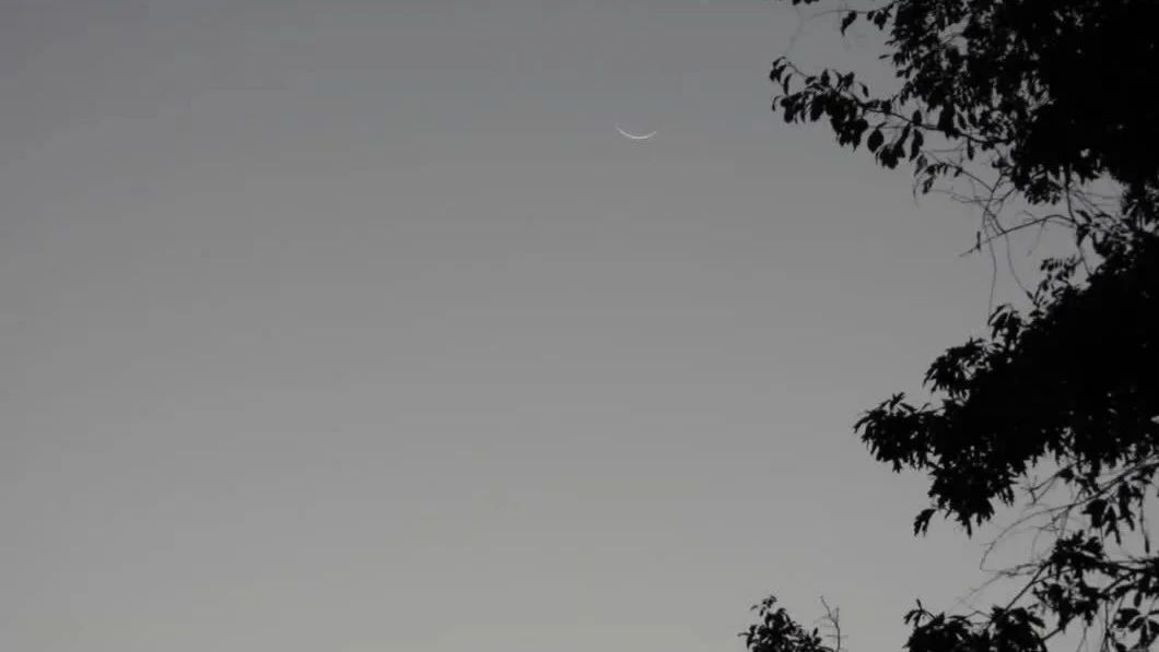 来吧！慢慢的欣赏超细的月牙，看起来很壮观