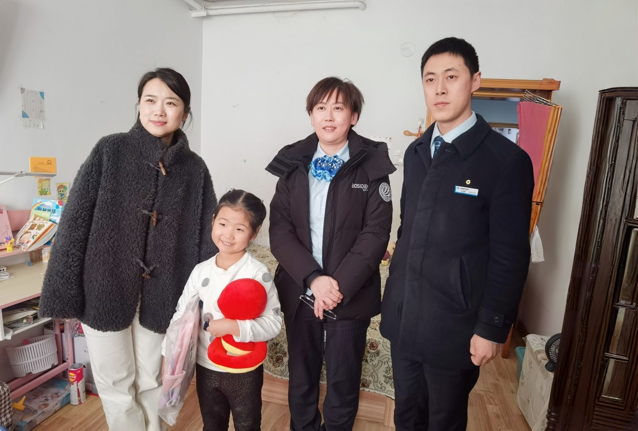 (建设银行哈尔滨香坊支行联合六顺街道办事处共同开展关爱慰问留守儿童志愿活动)