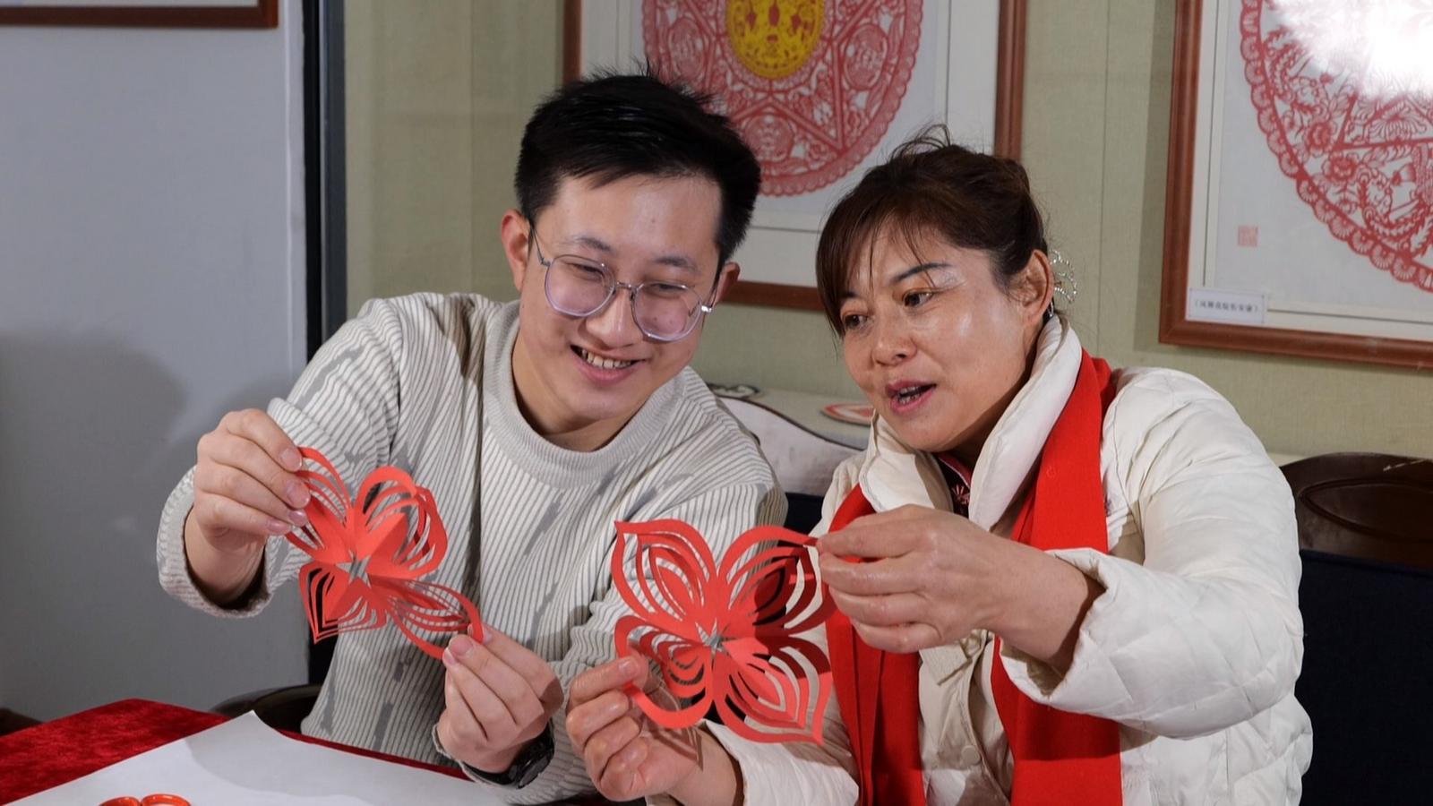 永昌非遗丨剪纸变潮服　守艺人靠一把剪刀征服网络