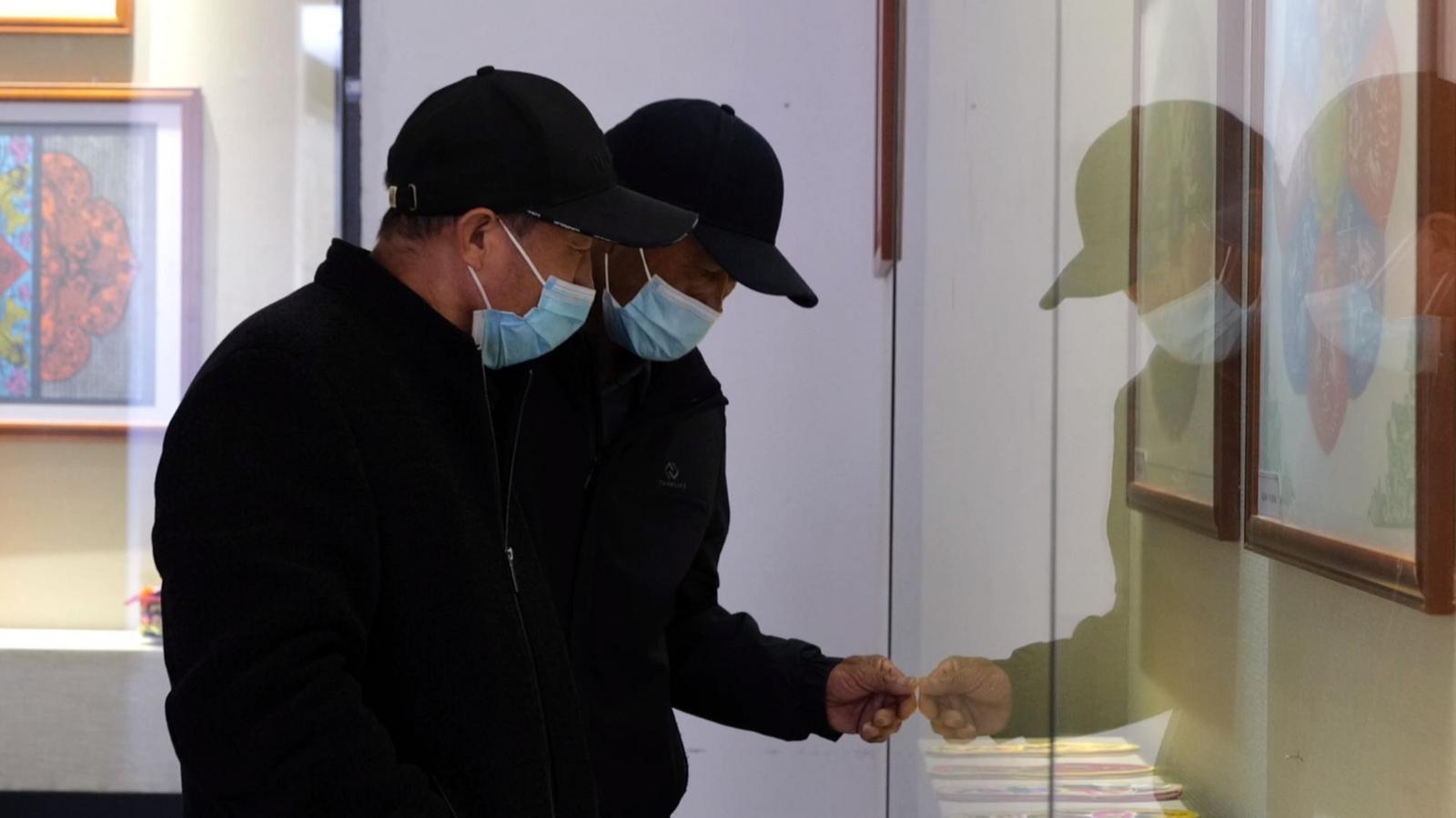 永昌非遗丨剪纸变潮服　守艺人靠一把剪刀征服网络