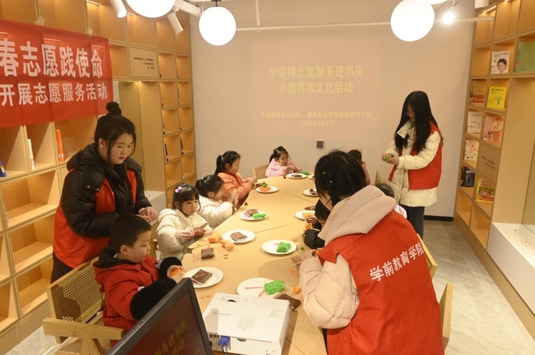 豫章师范学院师生走进社区开展学雷锋志愿服务活动