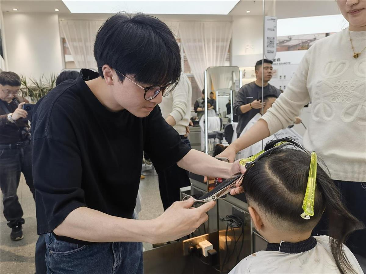 二月二这一天，武汉多家理发店顾客盈门