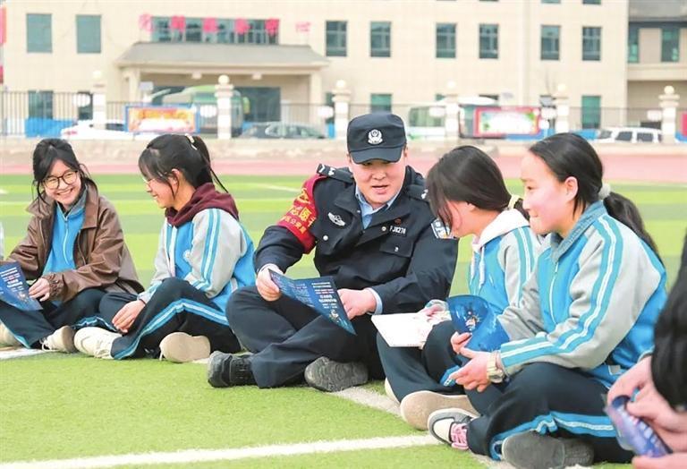 民警向学生进行普法宣传　兰州新区报记者　李佳丽　摄