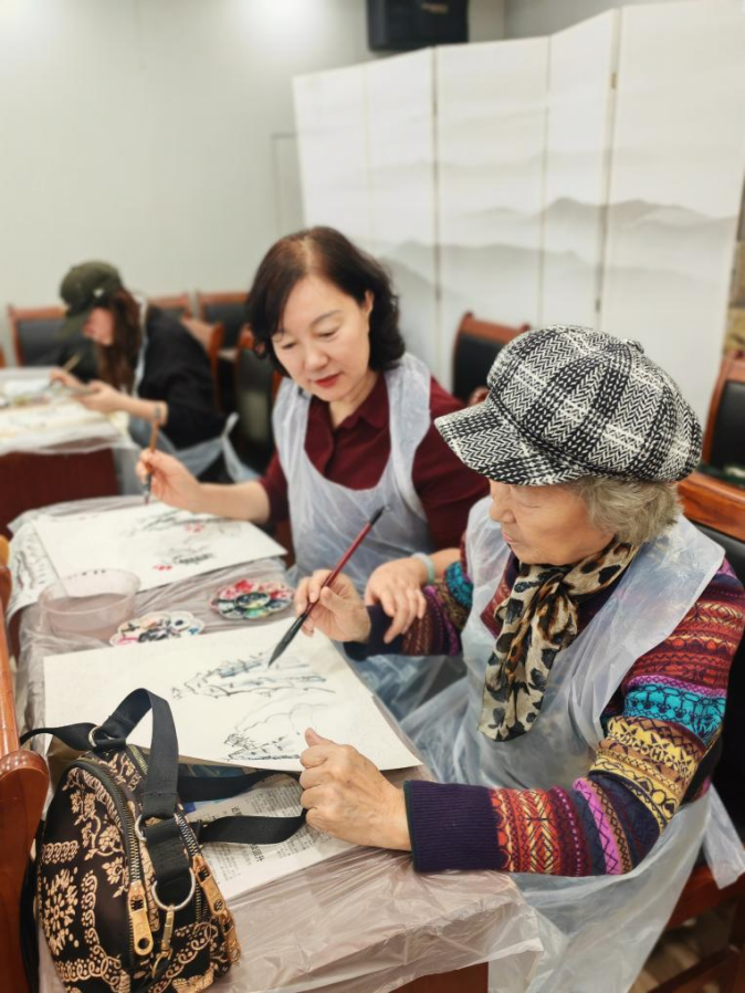 邹女士与母亲一起参加社区国画课程