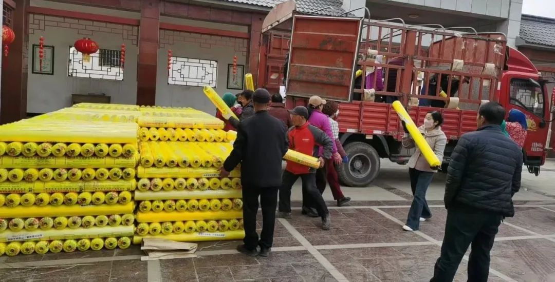 春回大地备耕忙　华亭发放地膜助农兴