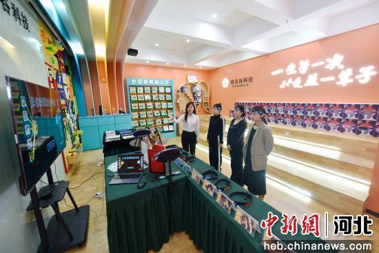 图为廊坊市广阳区珍圭谷科技有限公司，工作人员为体验者们进行脑波对抗游戏。王巍 摄