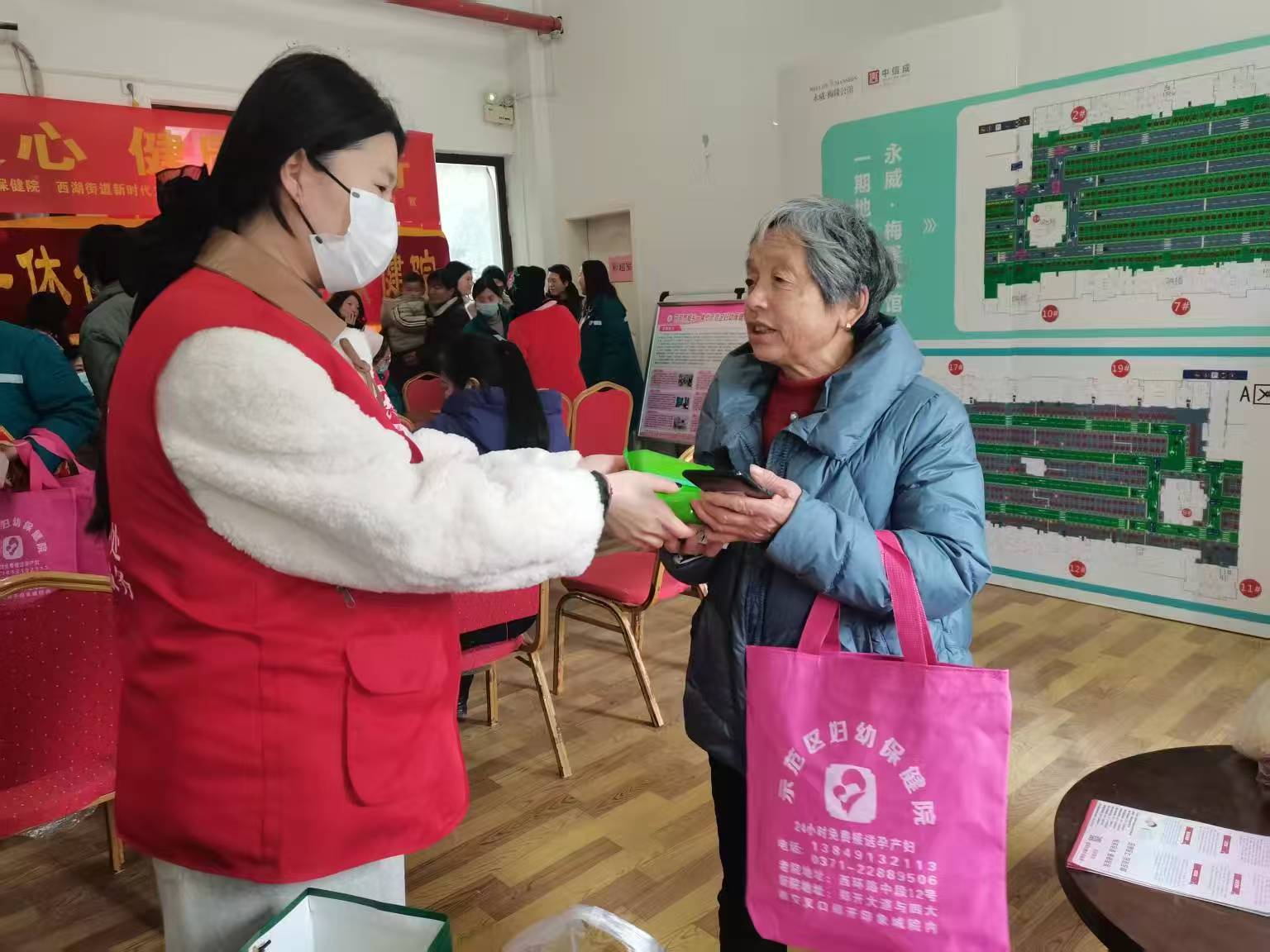 西湖街道辦事處聯合示范區婦幼保健院組織開展“義診暖人心 健康伴君行”文明實踐活動