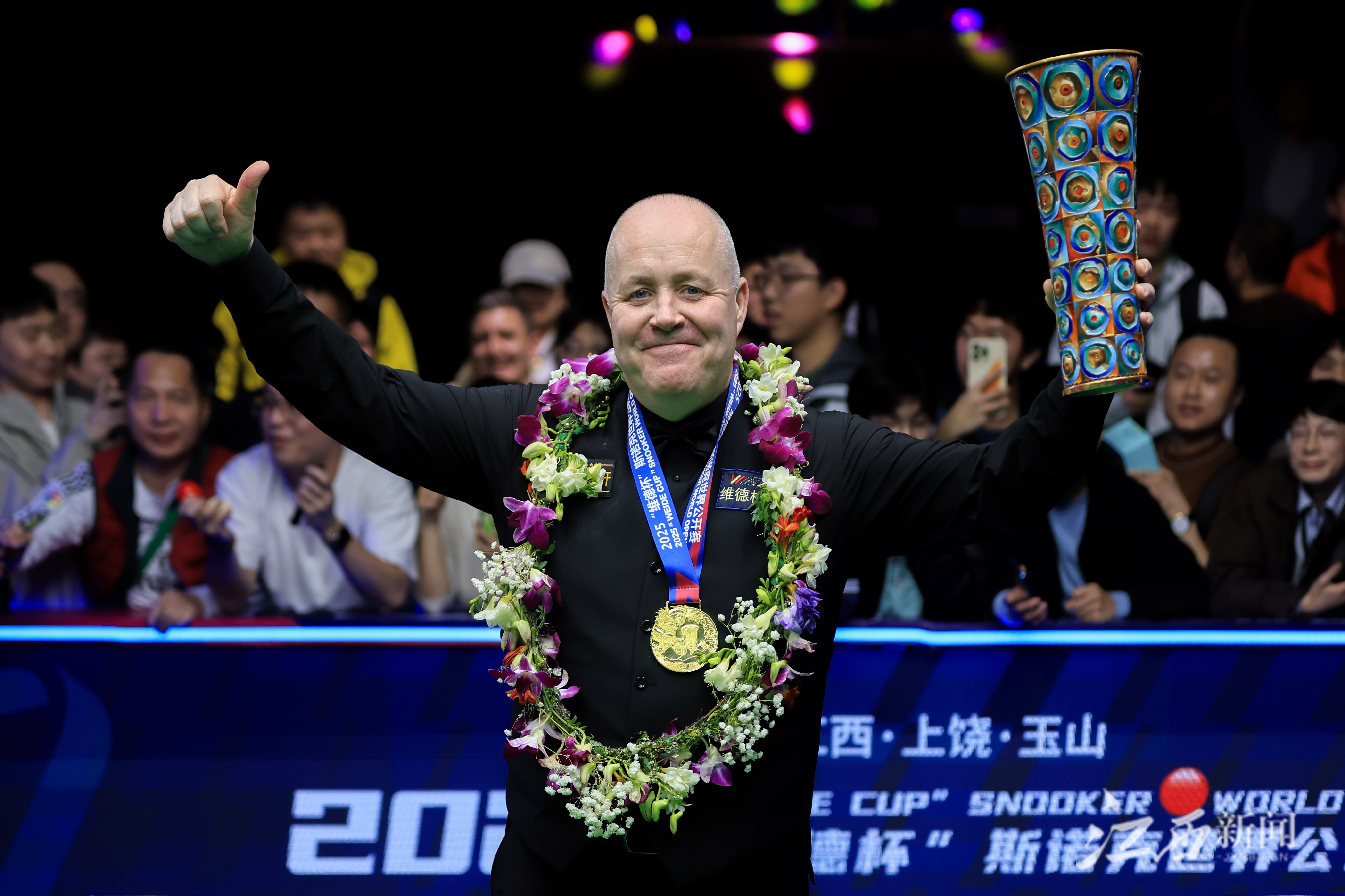 ▲3月1日晚，苏格兰名将约翰&middot;希金斯夺得2025斯诺克世界公开赛冠军。摄影 | 江西日报全媒体记者李征