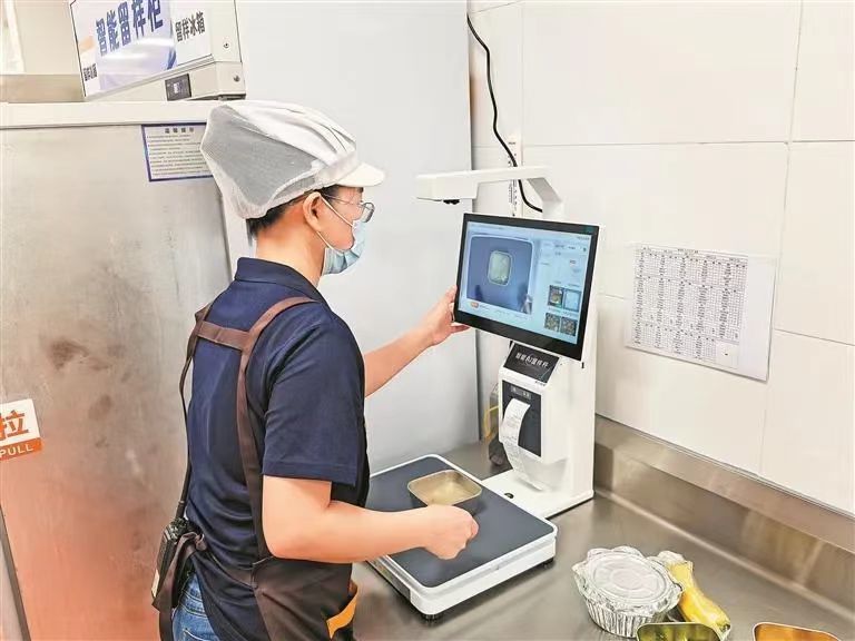 深圳中学龙华学校引入AI数智食安管理系统科技赋能校园食安