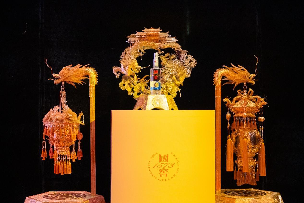 国窖1573携手雁鸿，以中国花丝镶嵌技艺打造“品味中国年”宫灯系列
