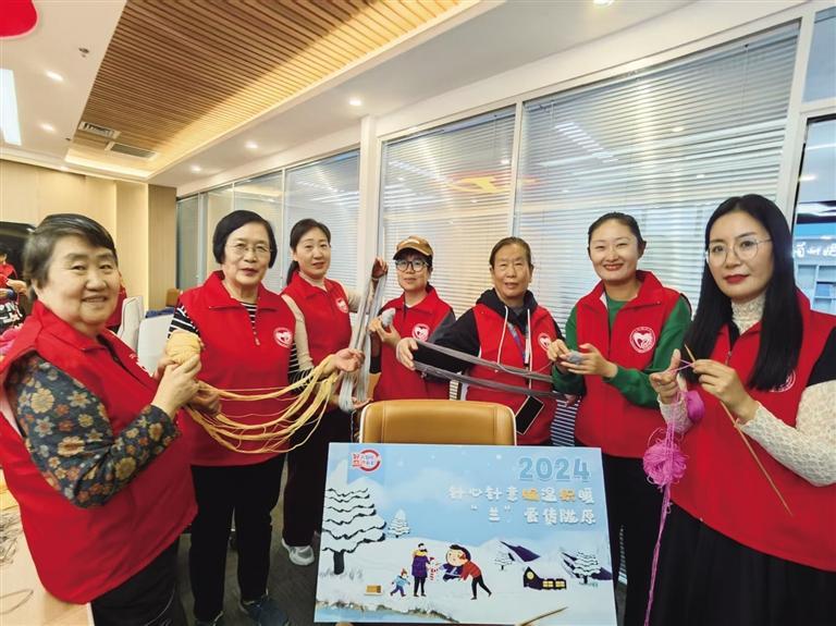 志愿者参加本报“针心针意”活动，为乡村孩子编织温暖。