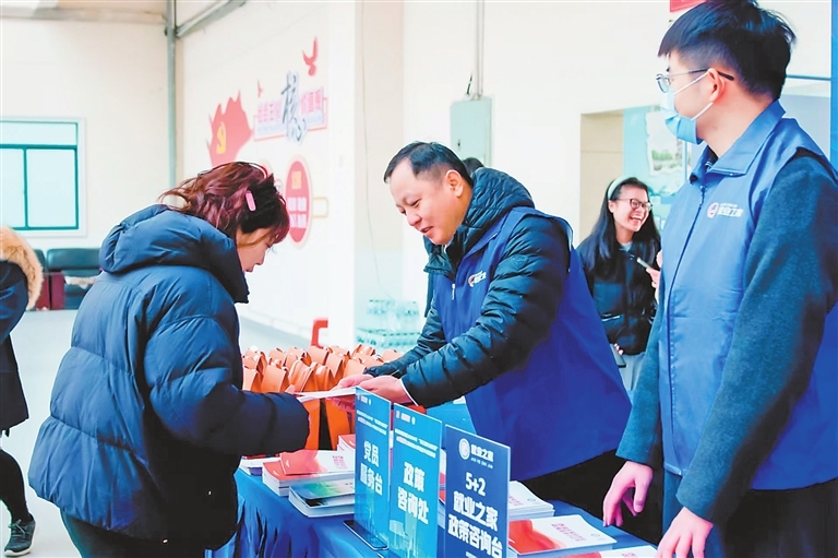 南昌市西湖区就业创业服务中心工作人员向群众宣传创贷政策。江西日报全媒体记者 侯艺松摄