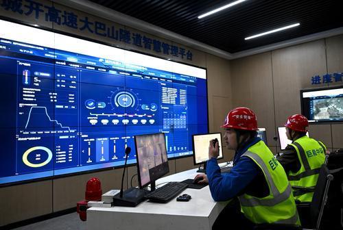 ▲3月7日，银百高速陕渝段大巴山特长隧道双线贯通。图为，技术人员正在智慧管理平台监控隧道贯通后续施工。 记者 罗斌 摄