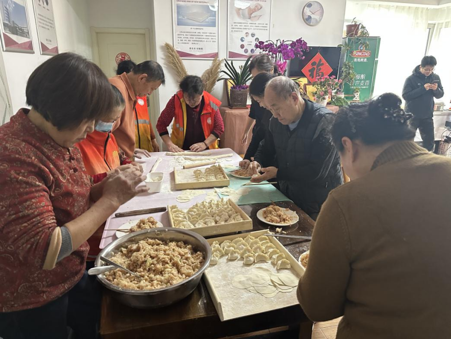 中韩街道温哥华社区文化“两创”培训班学员聚在一起包饺子