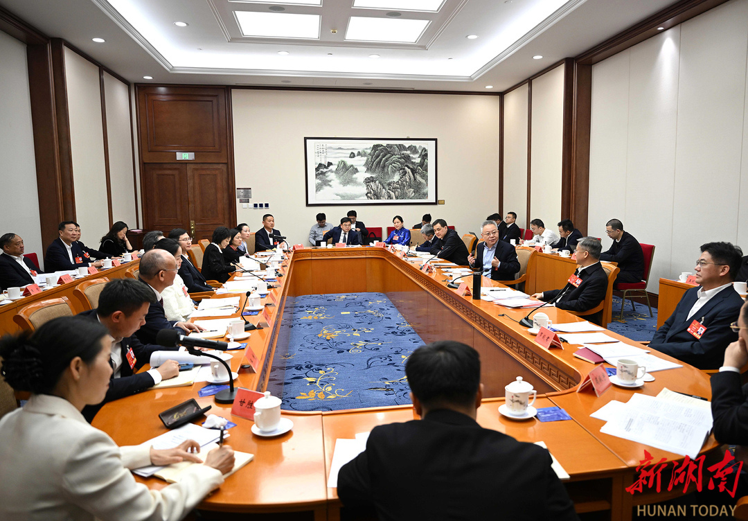 (3月7日,湖南代表团在驻地举行分组会议。)