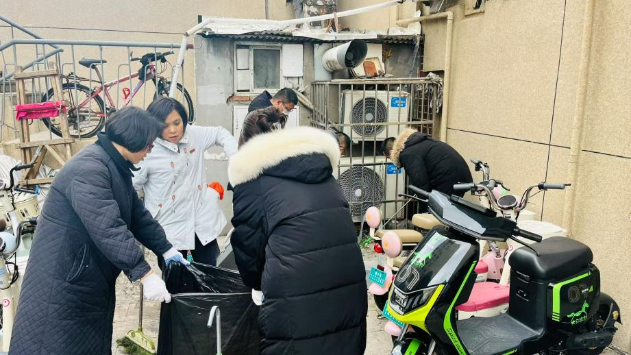 青岛市环境卫生发展中心携手市北区城市管理局到台东街道开展“党建引领学雷锋”环境卫生整治活动