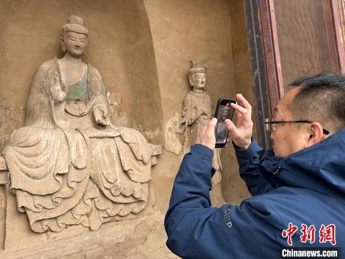 图为游客驻足参观　戴文昌　摄