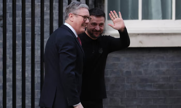 与特朗普冲突后,泽连斯基被英国首相热情拥抱