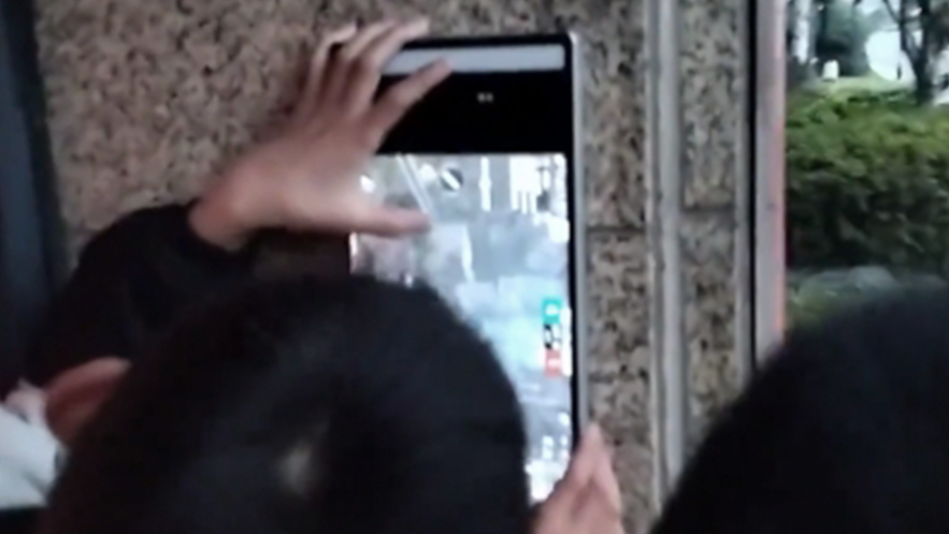 “小孩哥”用小区门禁系统打游戏，小区住户：已经跟物业反馈了