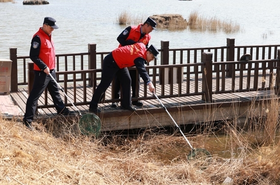 志愿者们清理河道。刘宇摄