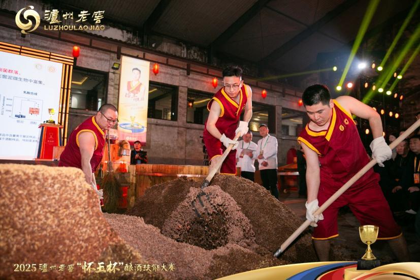 参赛选手拌糟配料