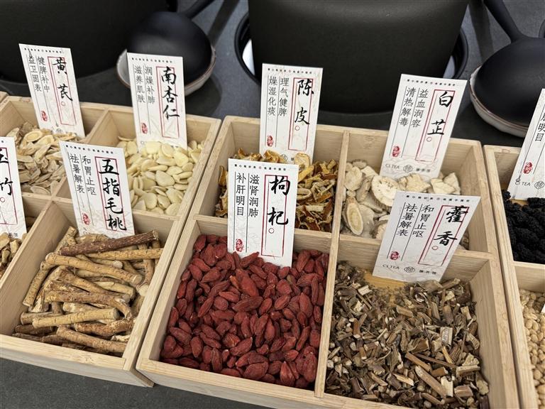 慈茶馆前台陈列的中药材