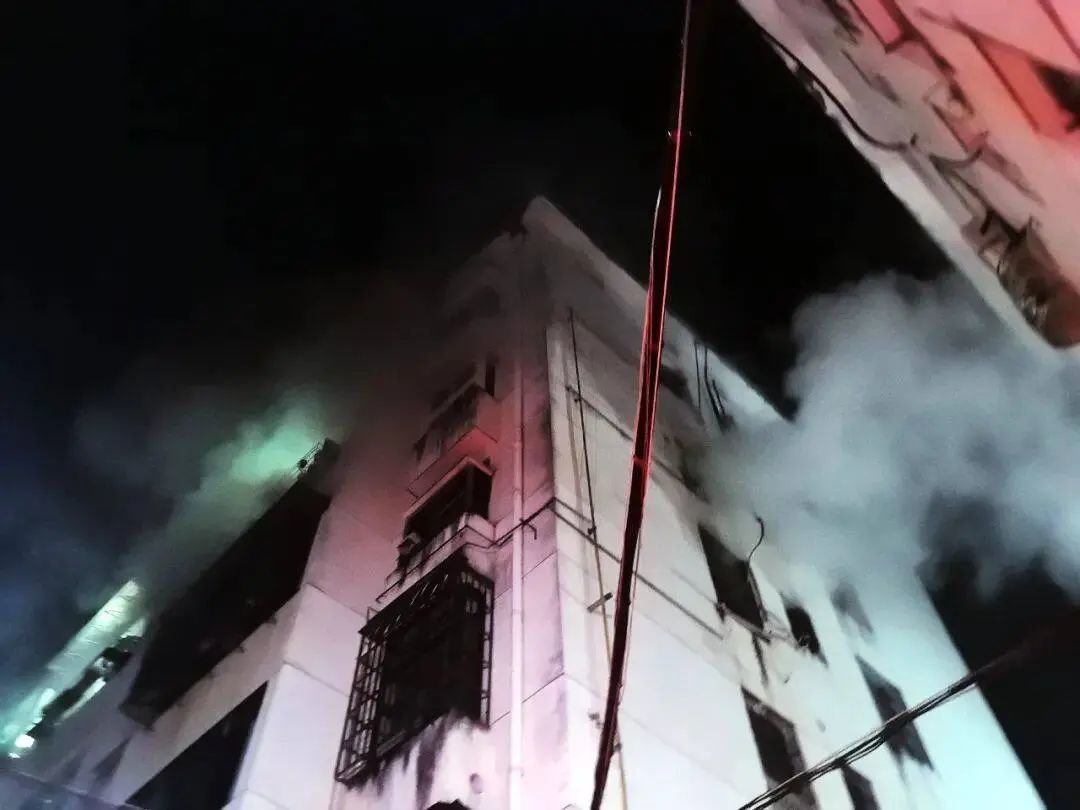 宜丰县一居民楼深夜起火 两男孩被困阳台！只因睡前忘关取暖器