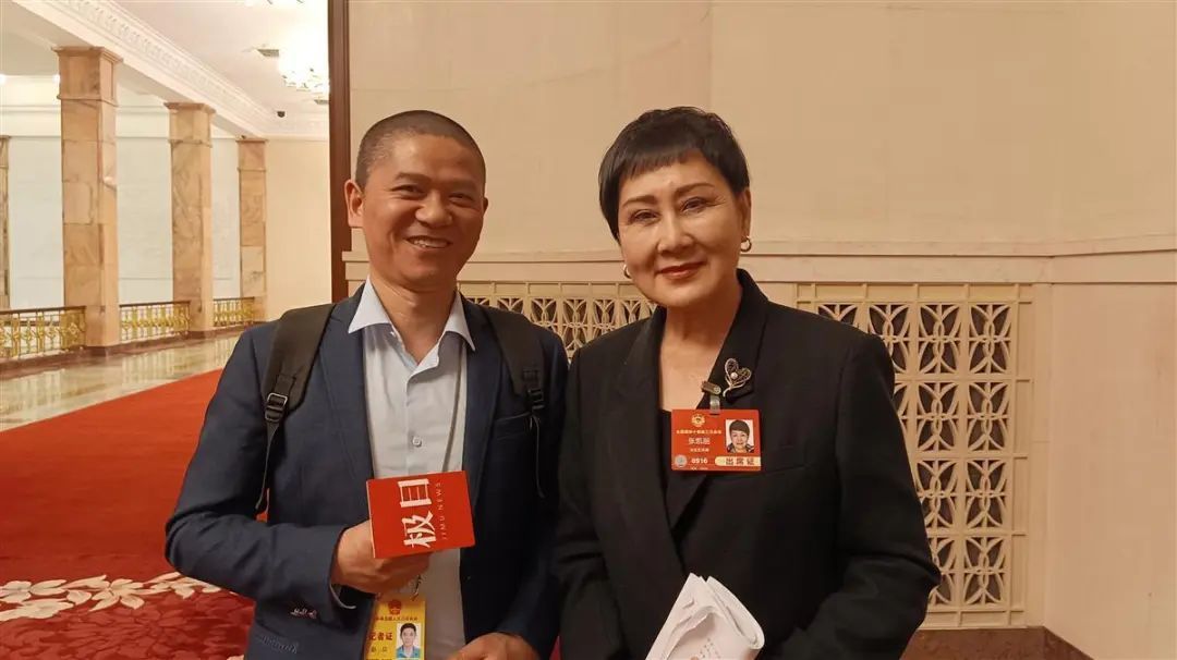 极目新闻记者和张凯丽合影.jpg