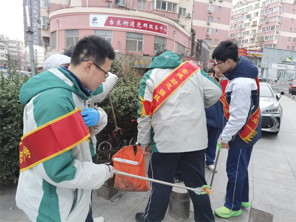 台东街道人和路社区与青岛交通职业学校“七彩心”职教义工志愿者服务队开展座谈交流会暨志愿服务活动