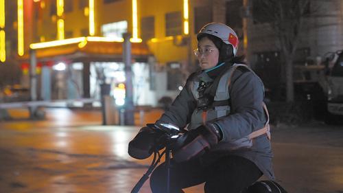 马利彩在上班路上。王思宁　白中豪　常曌宇/摄