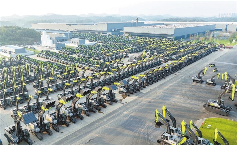 湖南省长沙市中联重科智慧产业城土方机械园内，整装待发的挖掘机犹如钢铁机甲。　湖南日报全媒体记者 李 健摄