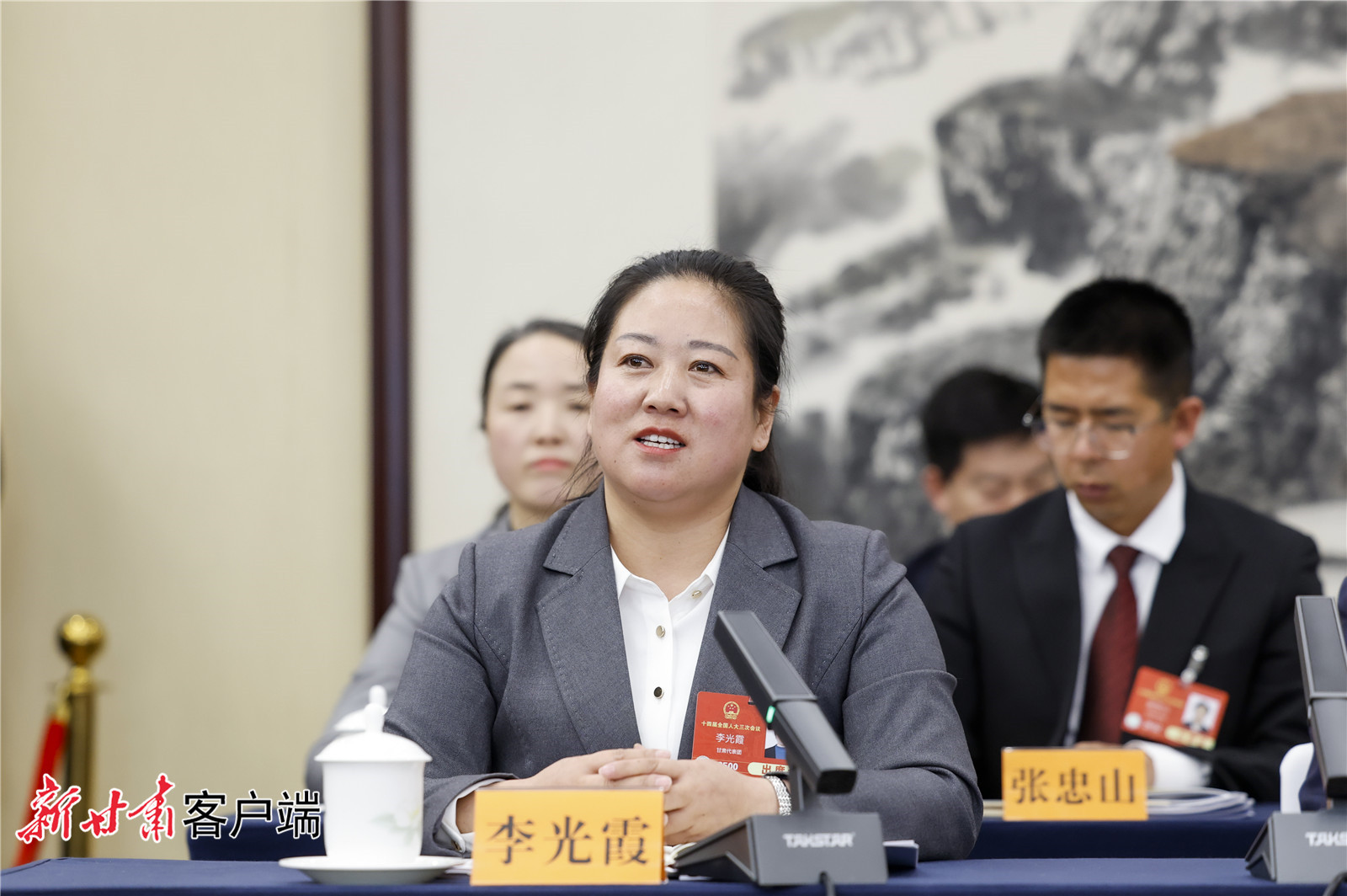 全国人大代表、甘肃省武威市古浪县大靖镇三台村党支部书记兼村委会主任李光霞回答记者提问　新甘肃&middot;甘肃日报记者　孟捷　摄